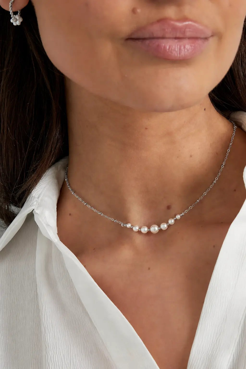 Filigrane silberne Halskette mit Herz Anhänger und kleinen Perlen, getragen von Frau, minimalistischer Schmuck Damen