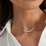 Filigrane silberne Halskette mit Herz Anhänger und kleinen Perlen, getragen von Frau, minimalistischer Schmuck Damen