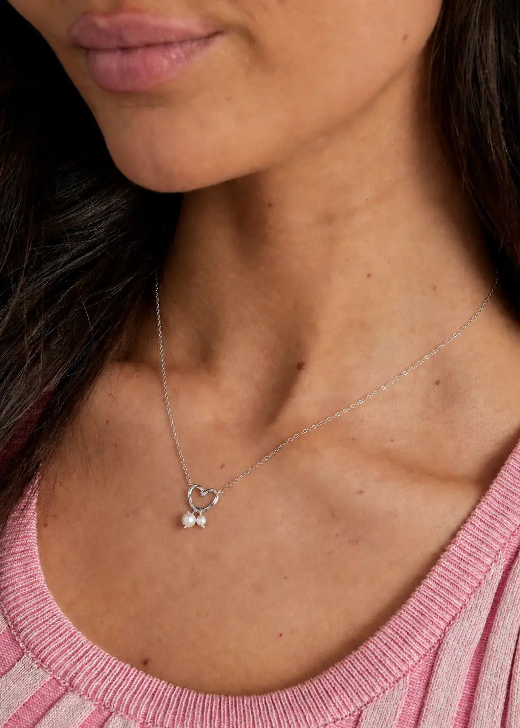 Filigrane silberne Halskette mit Herz Anhänger und kleinen Perlen, getragen von Frau, minimalistischer Schmuck Damen