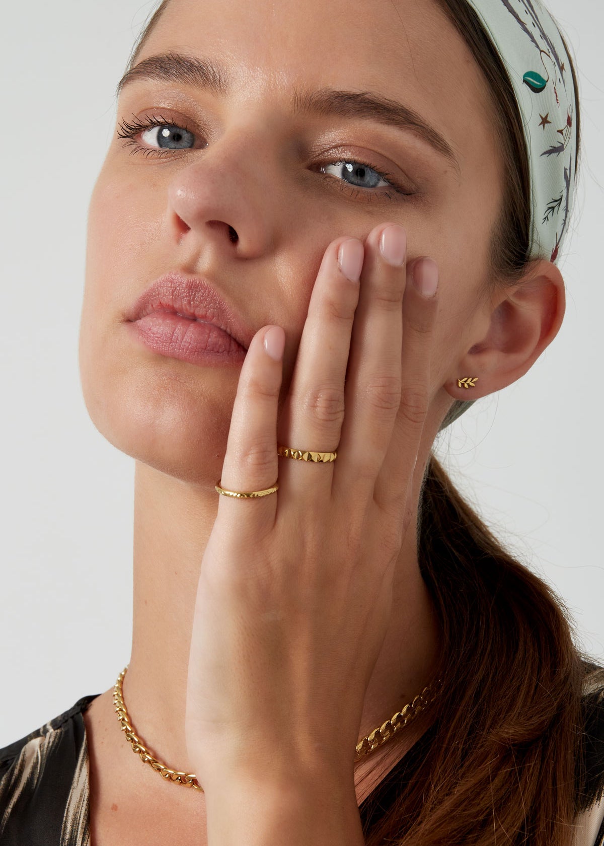 Dieser Ring besticht durch sein schlichtes Design