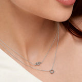 Frau trägt silberne Knoten Halskette aus Edelstahl von OLANA W. im minimalistischen Layering Look.