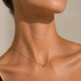 Frau trägt goldene Kreis Halskette aus vergoldetem Edelstahl von OLANA W. im minimalistischen Look.