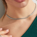 Frau trägt silberne Snake Chain Halskette aus Edelstahl von OLANA W. im minimalistischen Look.
