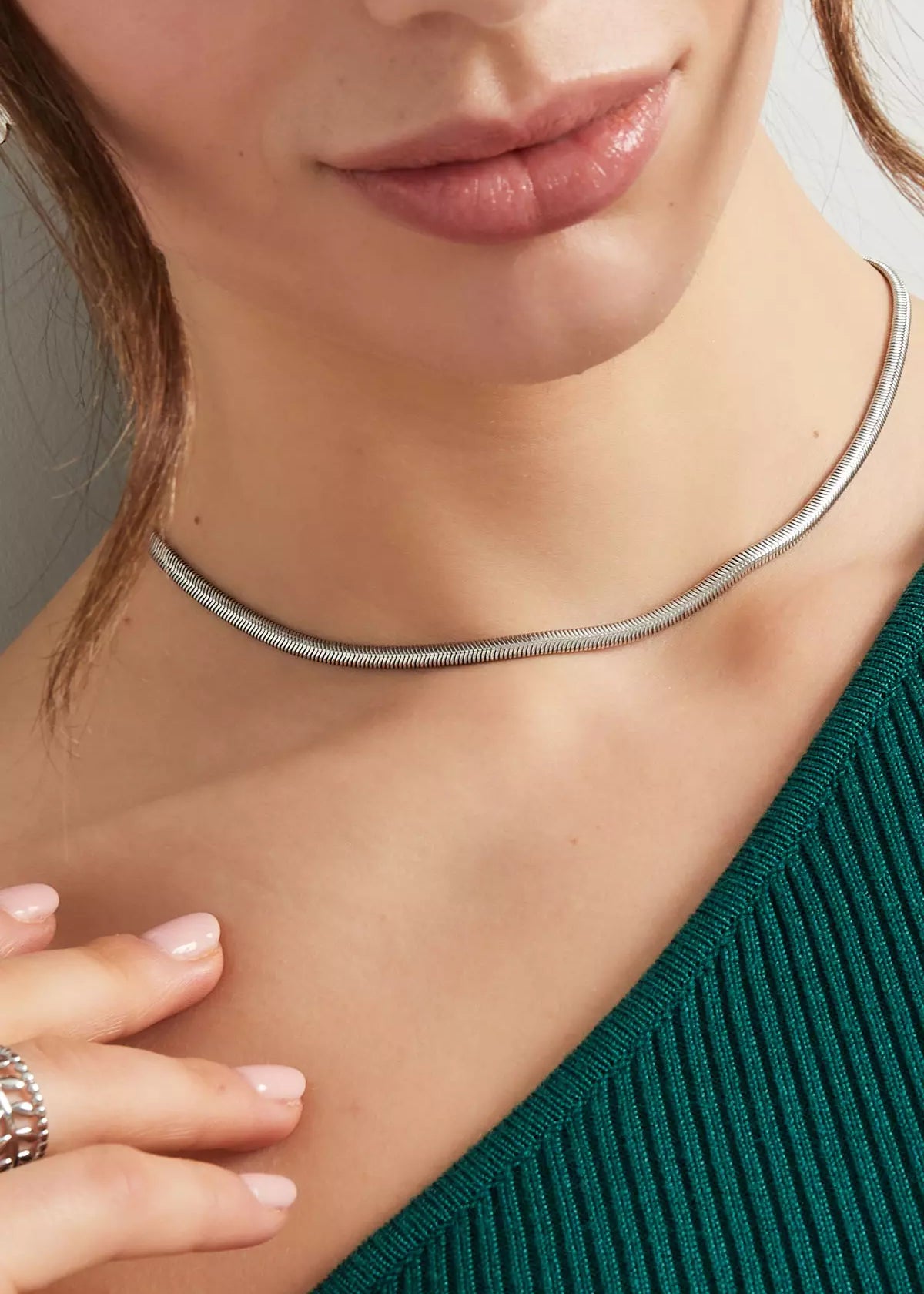 Frau trägt silberne Snake Chain Halskette aus Edelstahl von OLANA W. im minimalistischen Look.