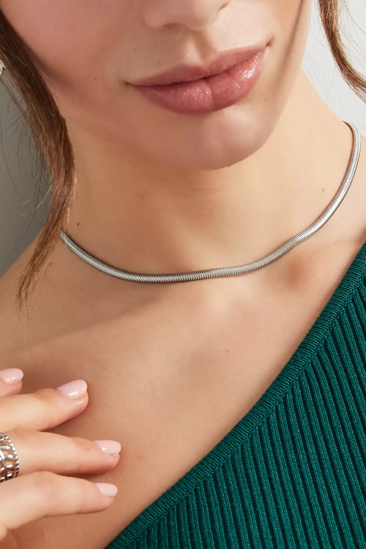 Frau trägt silberne Snake Chain Halskette aus Edelstahl von OLANA W. im minimalistischen Look.