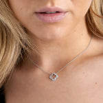 Silberne Kleeblatt Halskette mit Zirkonia für Damen, filigranes Design in Nahaufnahme, eleganter Schmuck für Alltag und besondere Anlässe