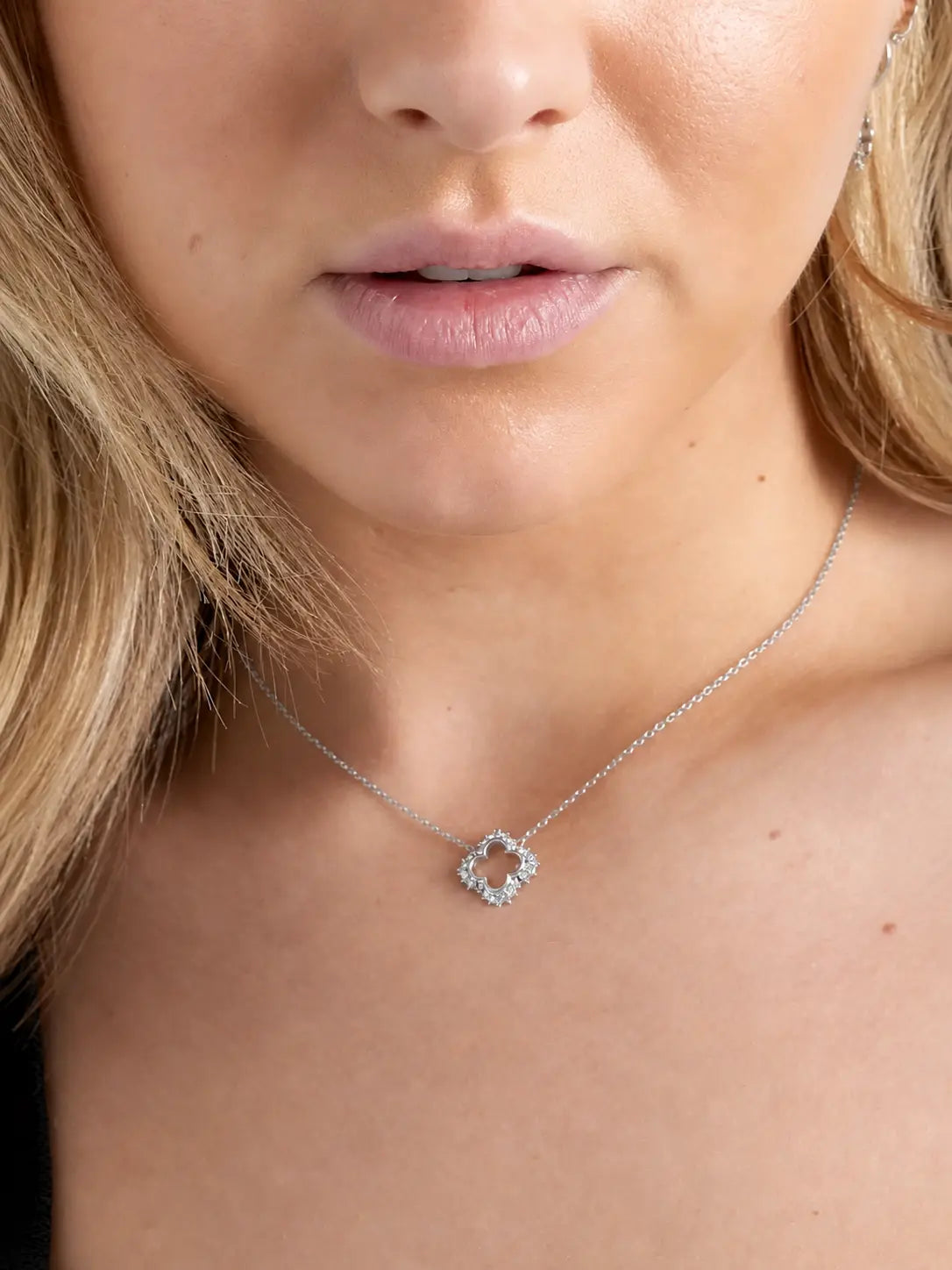 Silberne Kleeblatt Halskette mit Zirkonia für Damen, filigranes Design in Nahaufnahme, eleganter Schmuck für Alltag und besondere Anlässe