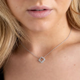 Silberne Kleeblatt Halskette mit Zirkonia für Damen, filigranes Design in Nahaufnahme, eleganter Schmuck für Alltag und besondere Anlässe