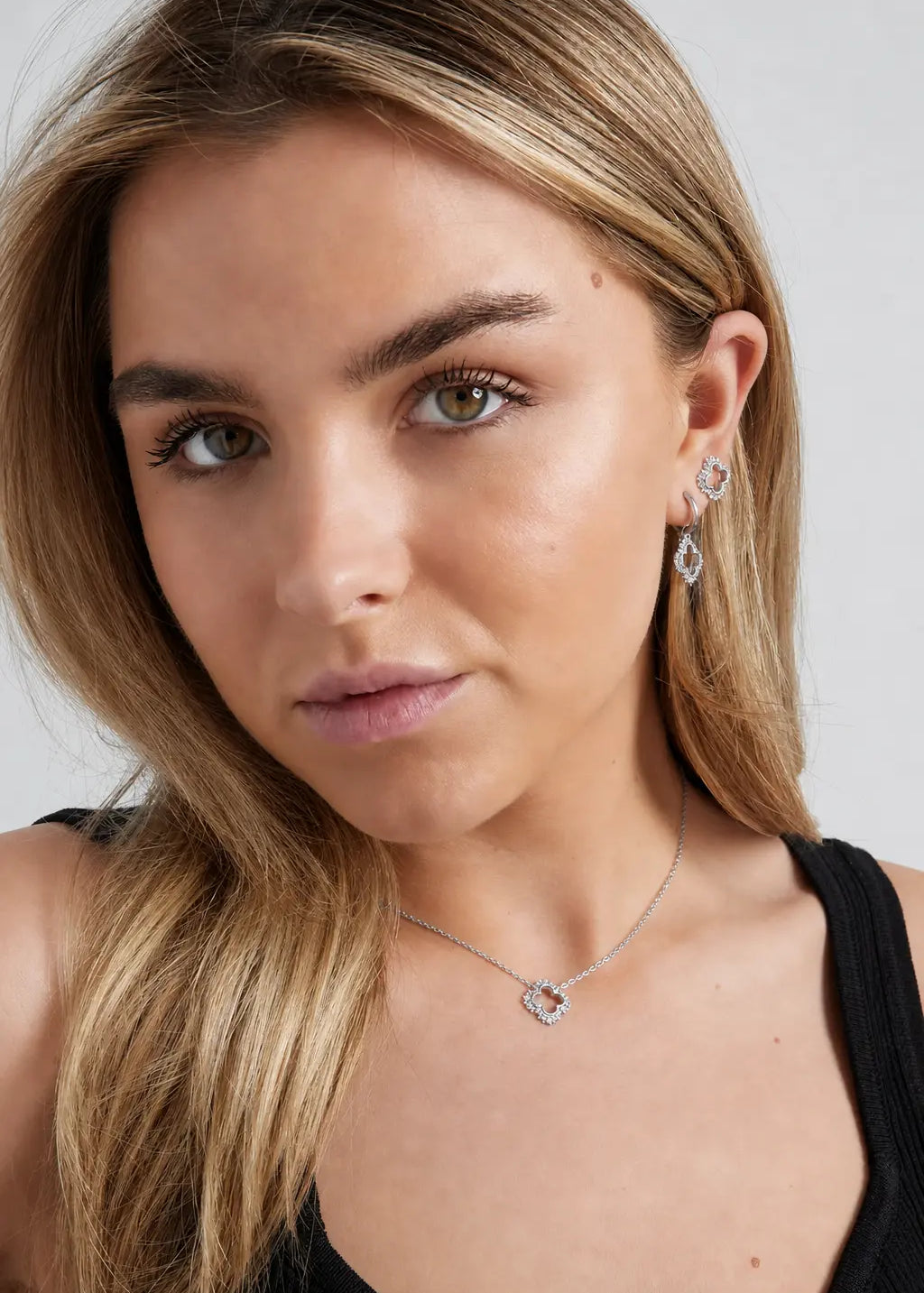 Elegantes silbernes Schmuckset für Damen mit Halskette und Ohrringen, getragen von Model, zeitloses Design mit funkelnden Details