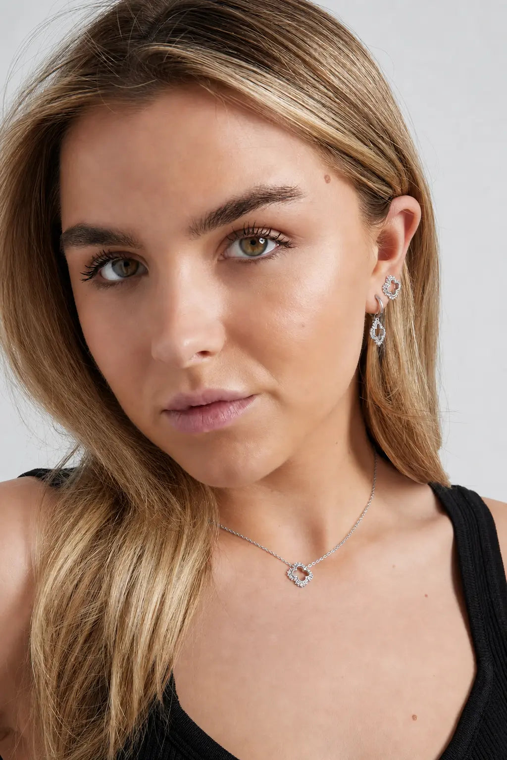 Elegantes silbernes Schmuckset für Damen mit Halskette und Ohrringen, getragen von Model, zeitloses Design mit funkelnden Details