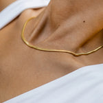 Frau trägt goldene Snake Chain Halskette aus vergoldetem Edelstahl von OLANA W. im minimalistischen Look.