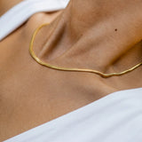 Frau trägt goldene Snake Chain Halskette aus vergoldetem Edelstahl von OLANA W. im minimalistischen Look.