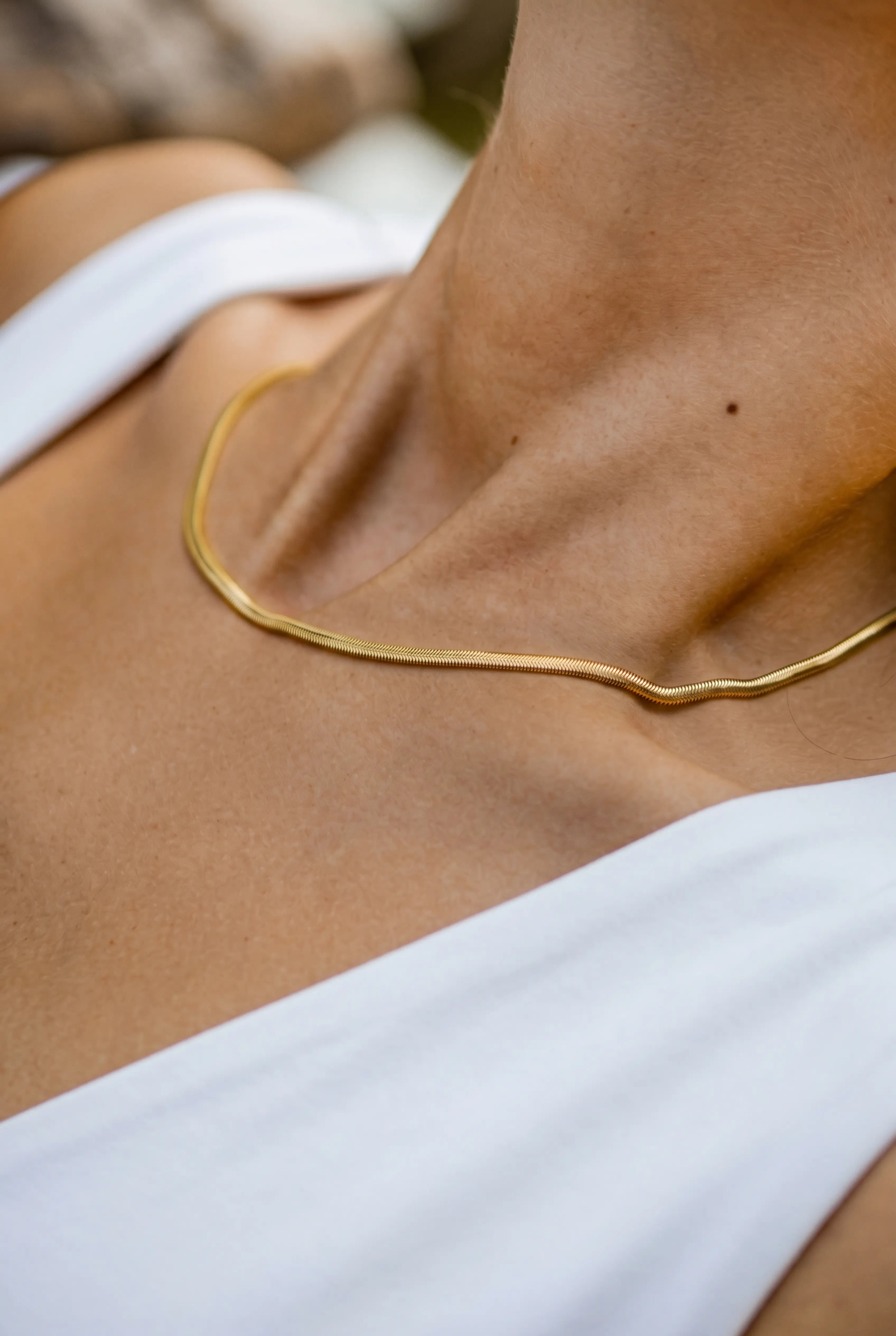 Frau trägt goldene Snake Chain Halskette aus vergoldetem Edelstahl von OLANA W. im minimalistischen Look.