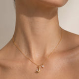 Model trägt Xena Necklace Gold mit Mond Anhänger, Perle und Strassstein